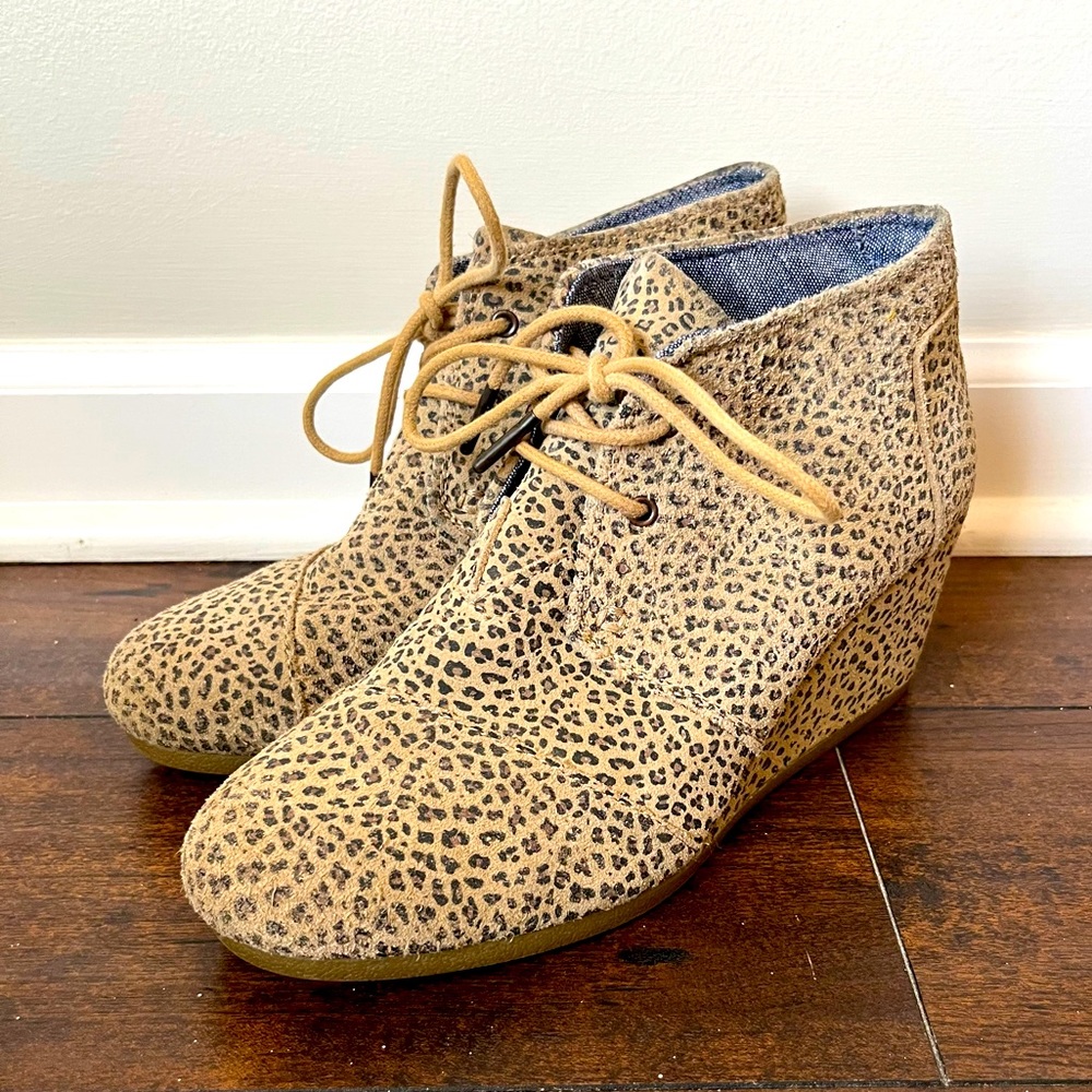 Toms Leopard Cheetah Desert Wedge Size 7.5